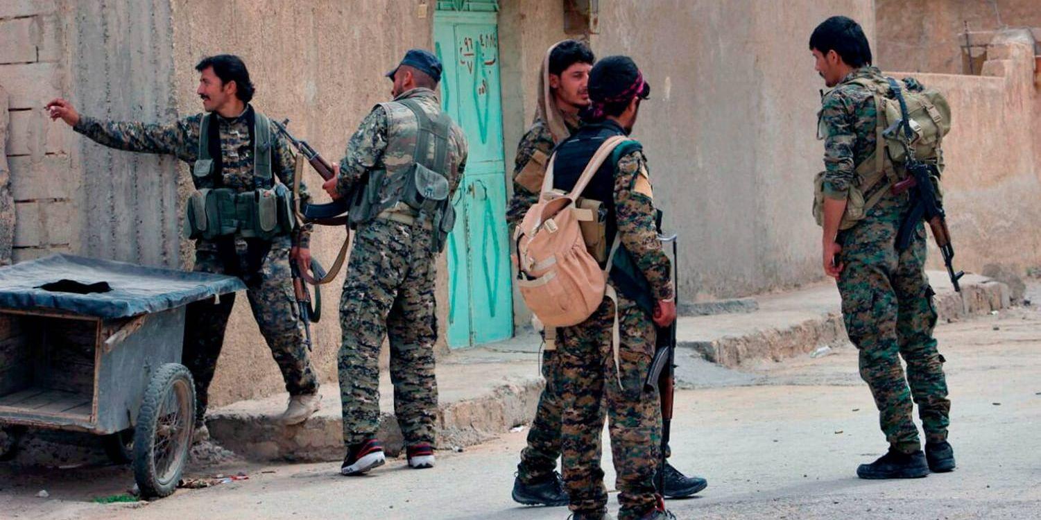 Soldater ur rebellalliansen SDF i en stad i närheten av al-Raqqa. Arkivbild.
