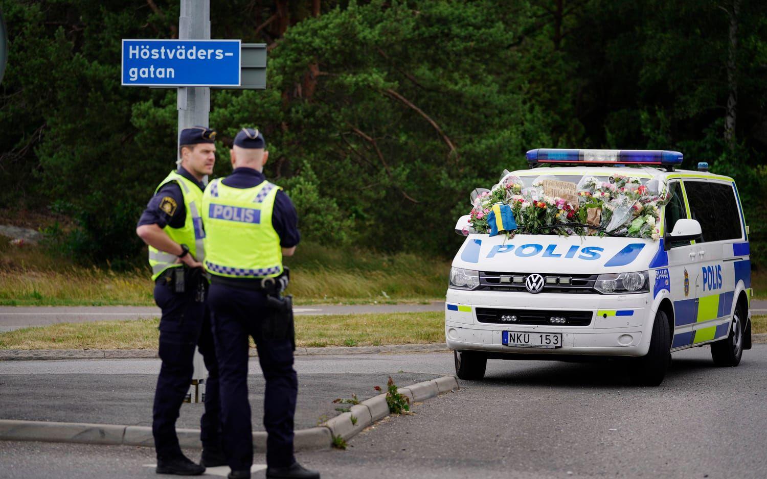 Dagen efter Andreas Danman sköts till döds visade flera boende i området sitt stöd till poliserna.