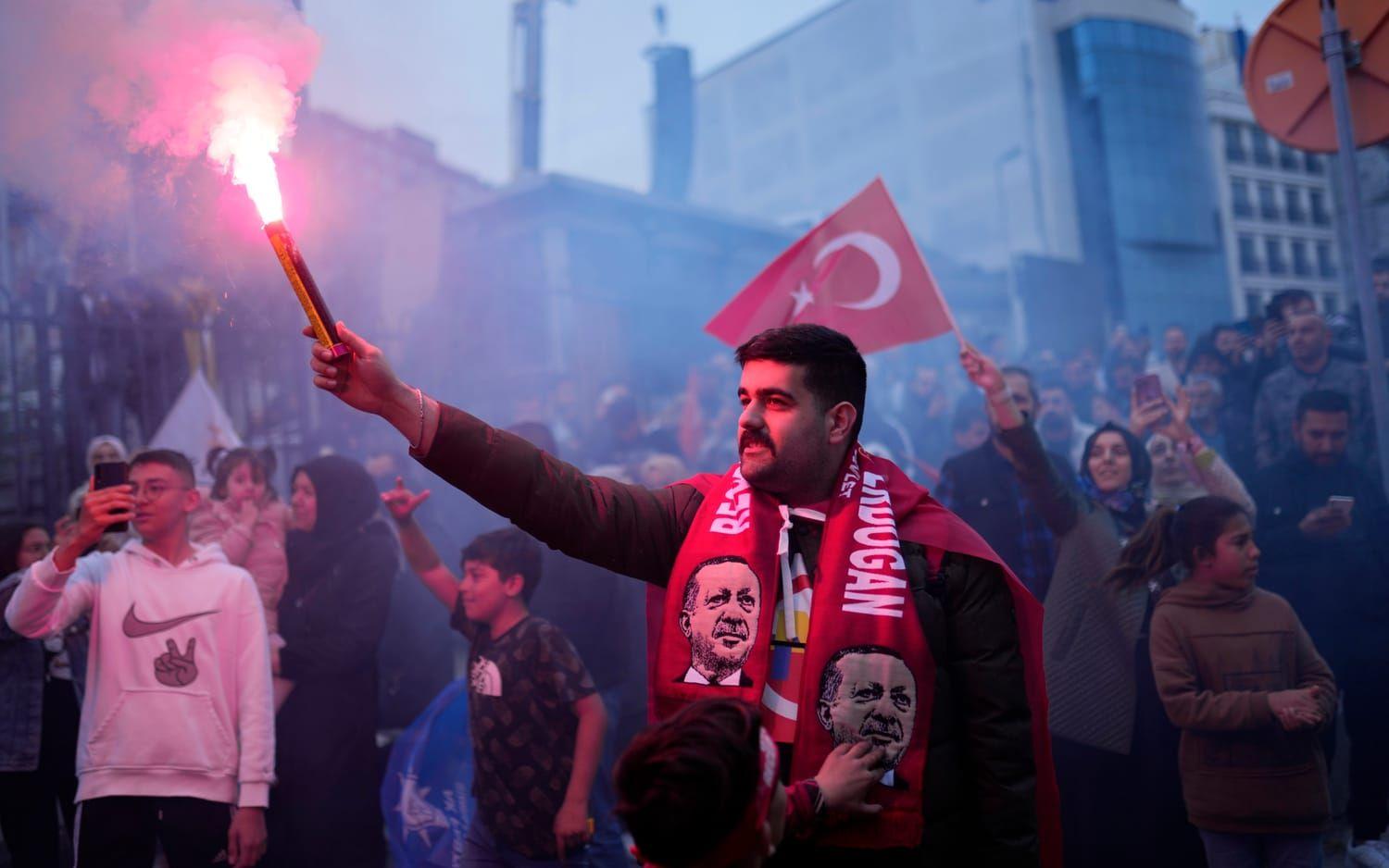 Utanför AKP:s högkvarter i Ankara firar Erdogan-anhängare.