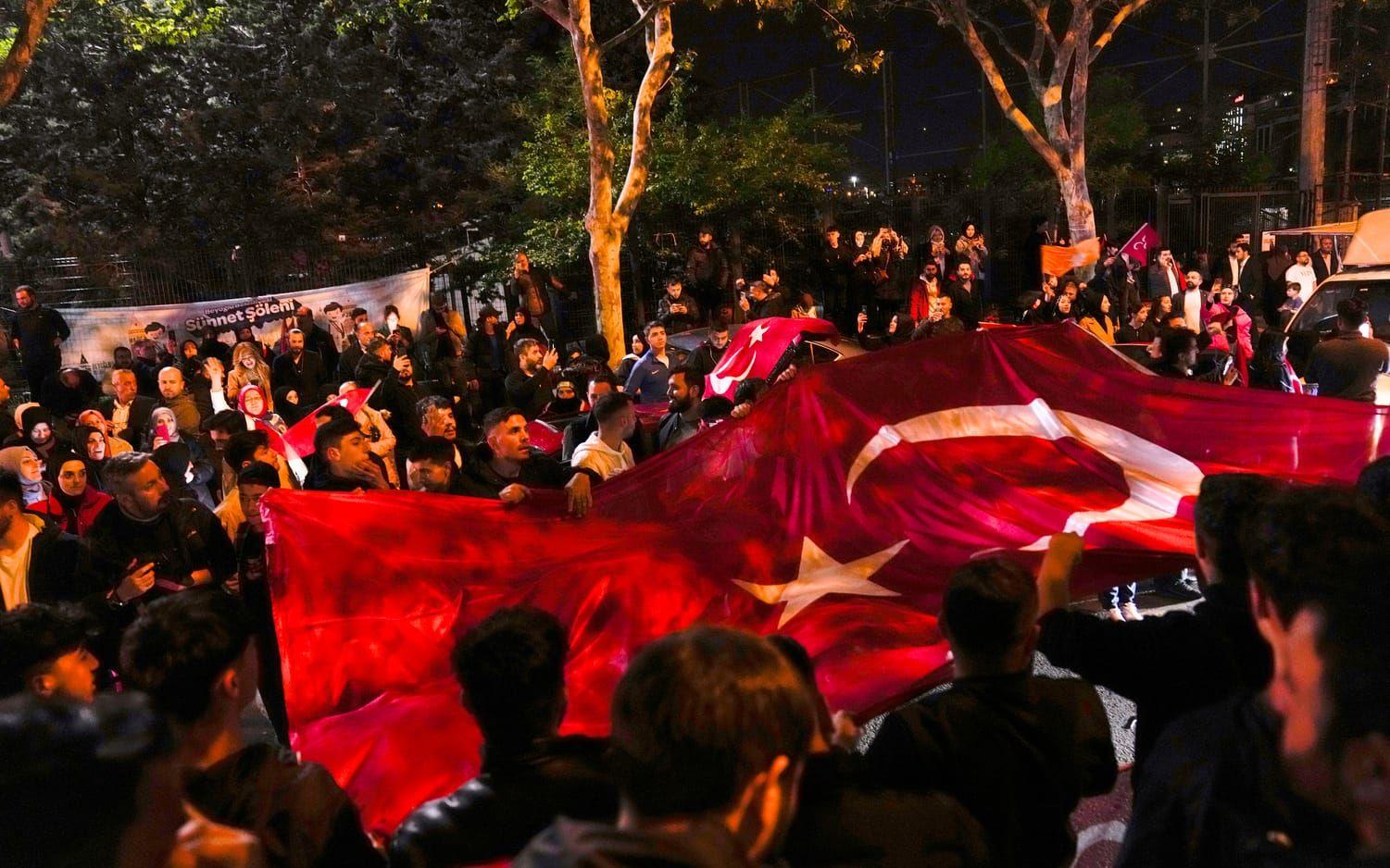 Utanför AKP:s högkvarter i Ankara firar Erdogan-anhängare.