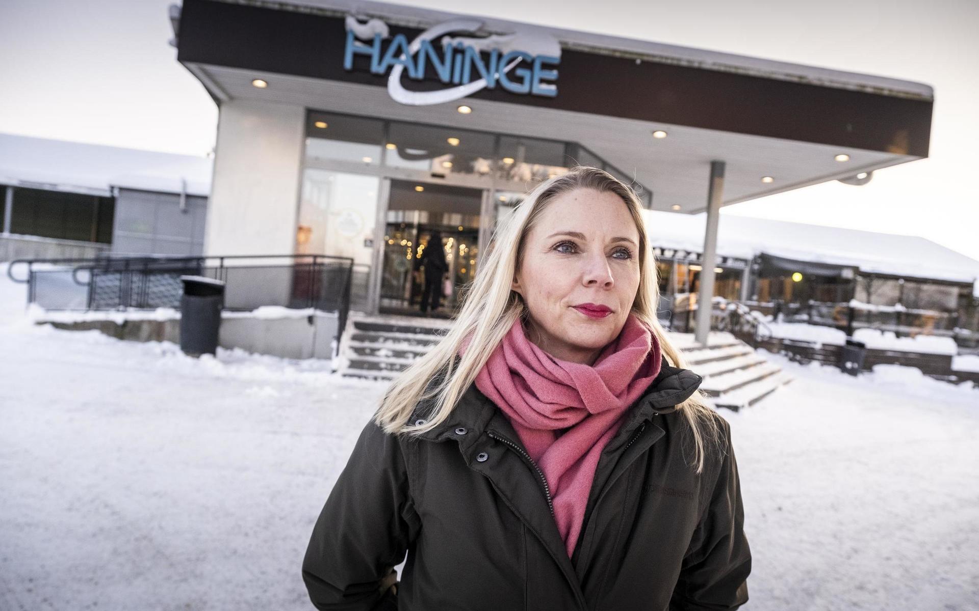 Åsa Westlund (S), ordförande i finansutskottet, är emot en återinförd fastighetsskatt. Hon bor själv i en mångmiljonvilla, enligt Dagens Industris kartläggning.