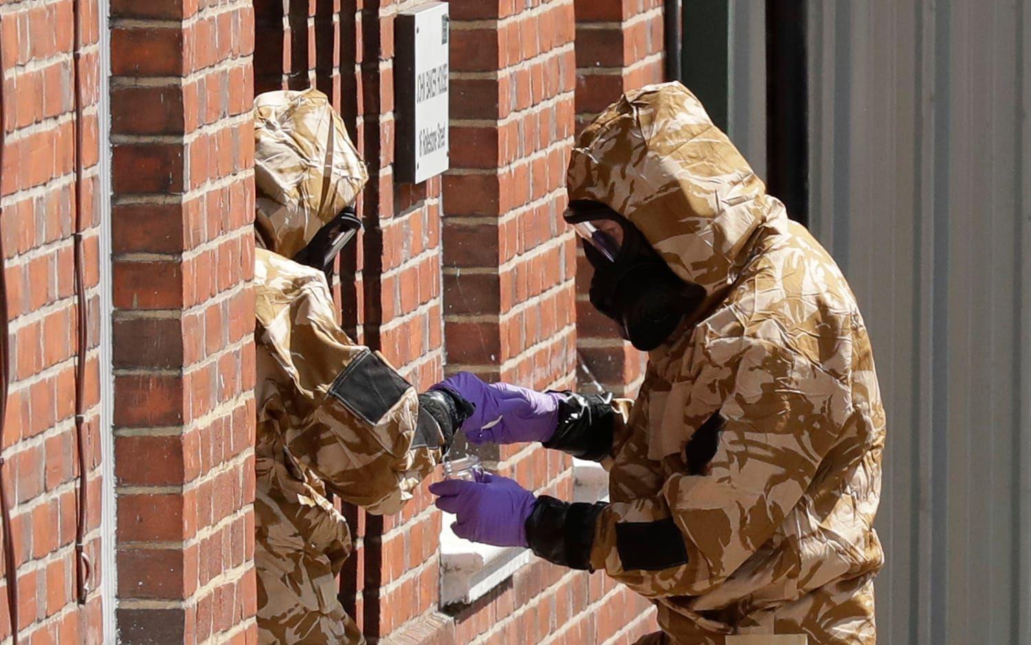 Forskningsinstitutets chef uppges ha haft nära kontakt med ryska agenter inför mordförsöket på Sergej Skripal och hans dotter i Storbritannien 2018. På bilden utredare i skyddskläder i Salisbury efter giftattacken.