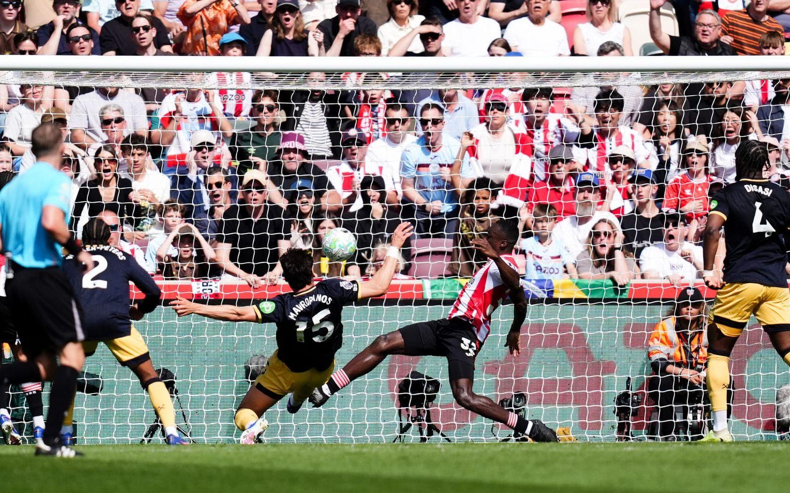 West Hams Konstantinos Mavropanos gör självmål borta mot Brentford.