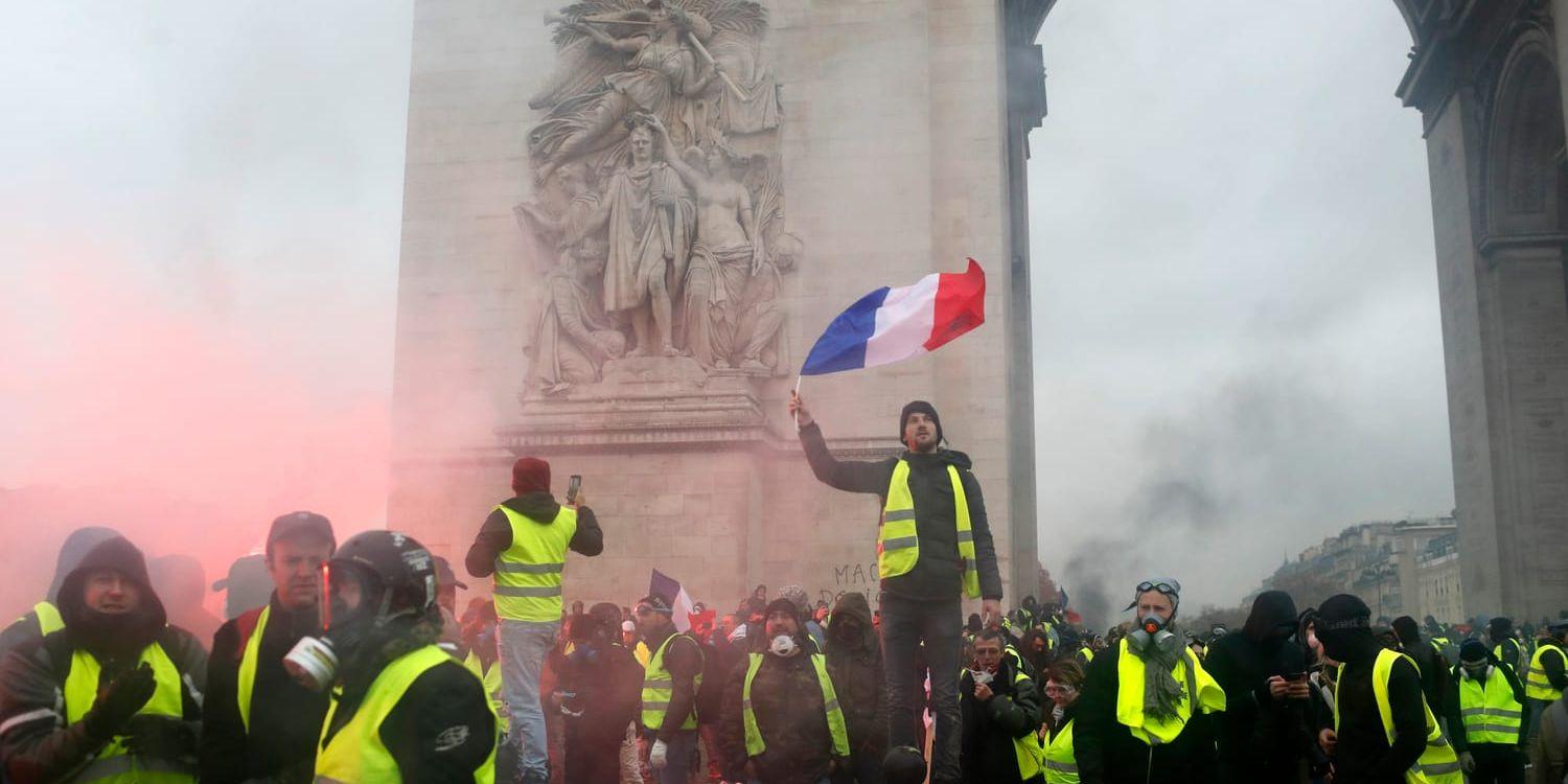 Gula västarna demonstrerar vid Triumfbågen i Paris den 1 december.