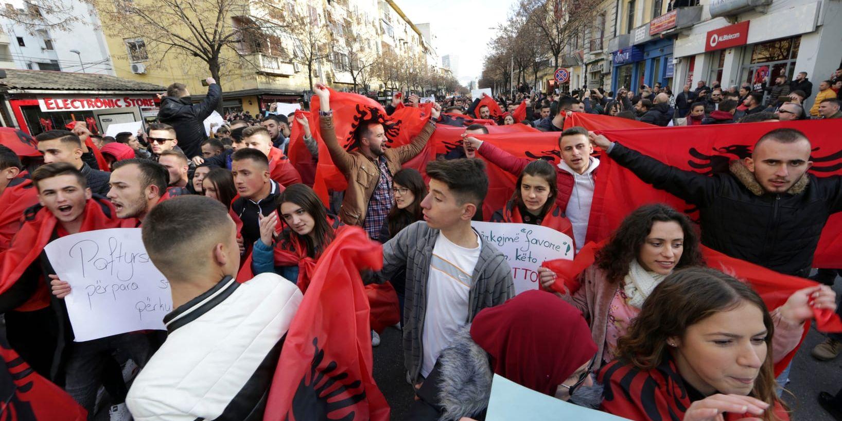 Studenter demonstrera i Tirana den 11 december. 