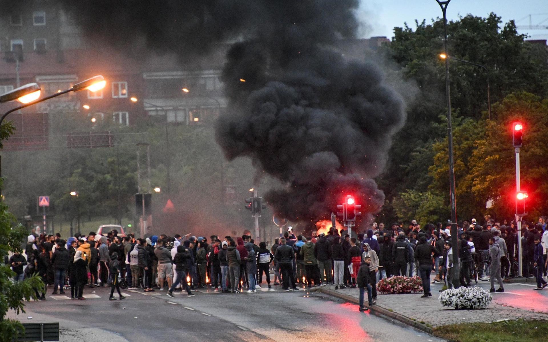 Fredagens koranbränning har lett till omfattande protester på Rosengård. Enligt polisen har 300 personer befunnit sig på Amiralsgatan, vilket helt stoppat trafiken till och från Rosengård.