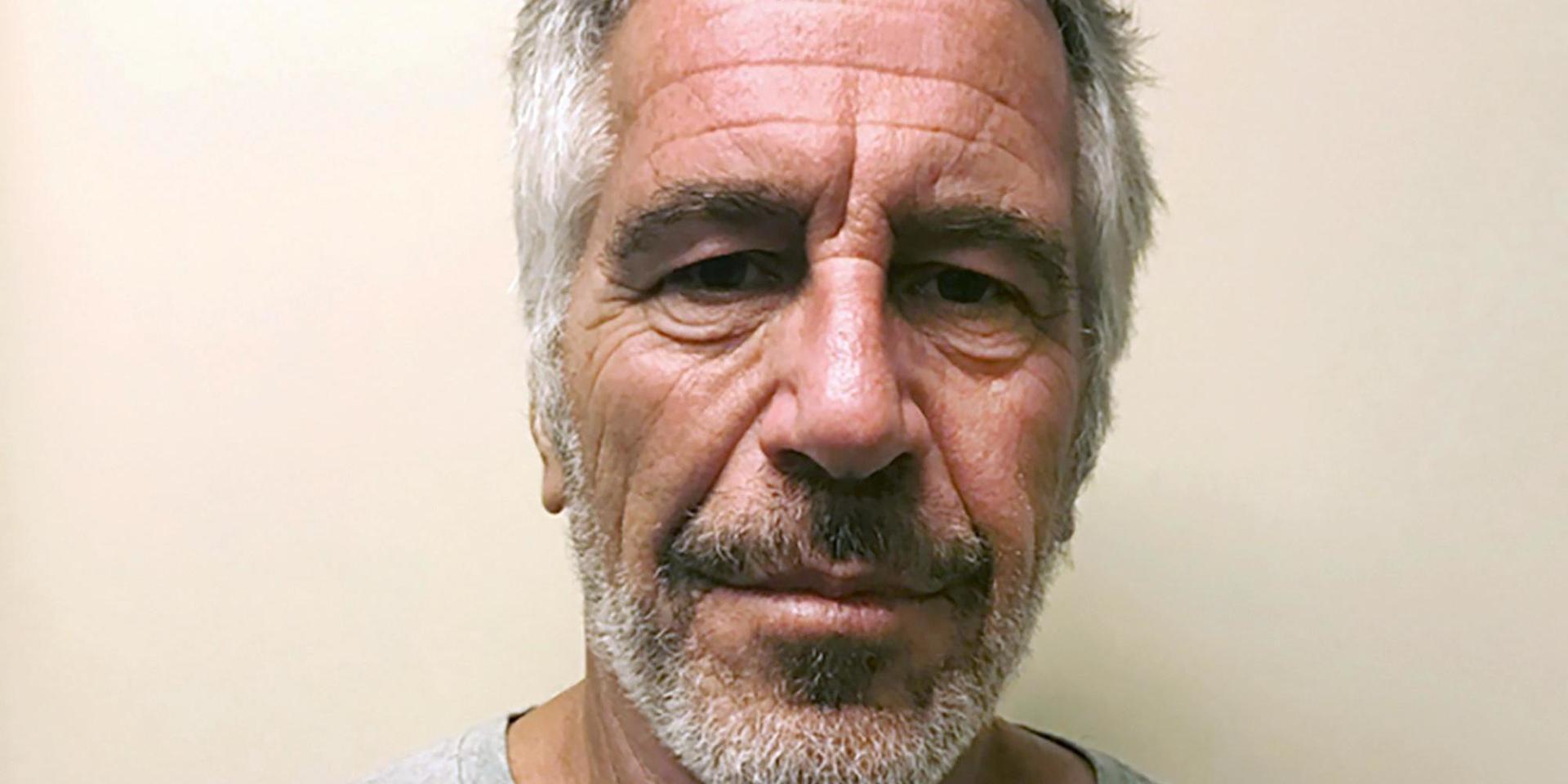 I augusti 2019 hittades Jeffrey Epstein död i sin cell i häktet efter att ha begått självmord.