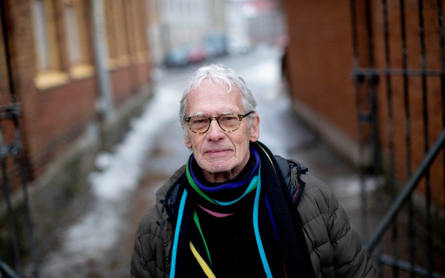 Skådespelaren Stig Engström arbetar som fritidsledarassistent efter pensionen. 'Det är sådan skillnad mot när jag gick i skolan. Då kunde man ju få stryk, i dag resonerar man med barnen', säger han.