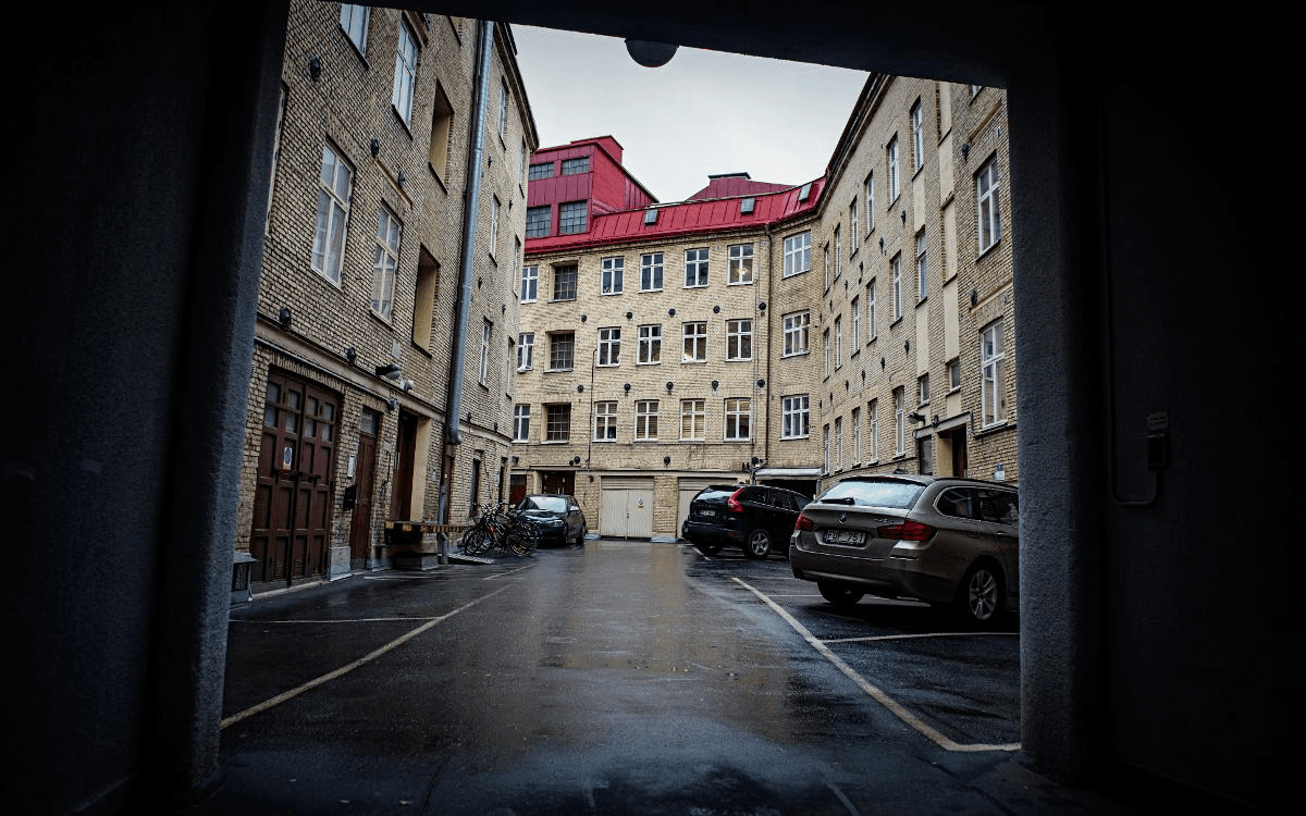 Innanför porten till Smedjegatan 5 ligger en av Göteborgs äldsta gårdar med hus byggda mellan 1730 och 1830. Foto: Jonas Lindstedt

