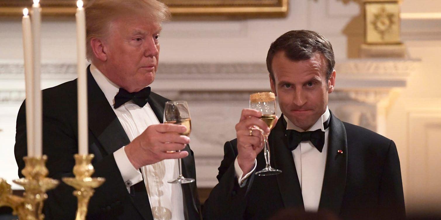 USA:s president Donald Trump, till vänster, och Frankrikes dit Emmanuel Macron utbringar en skål under deras gemensamma middag vid Vita huset i tisdags.