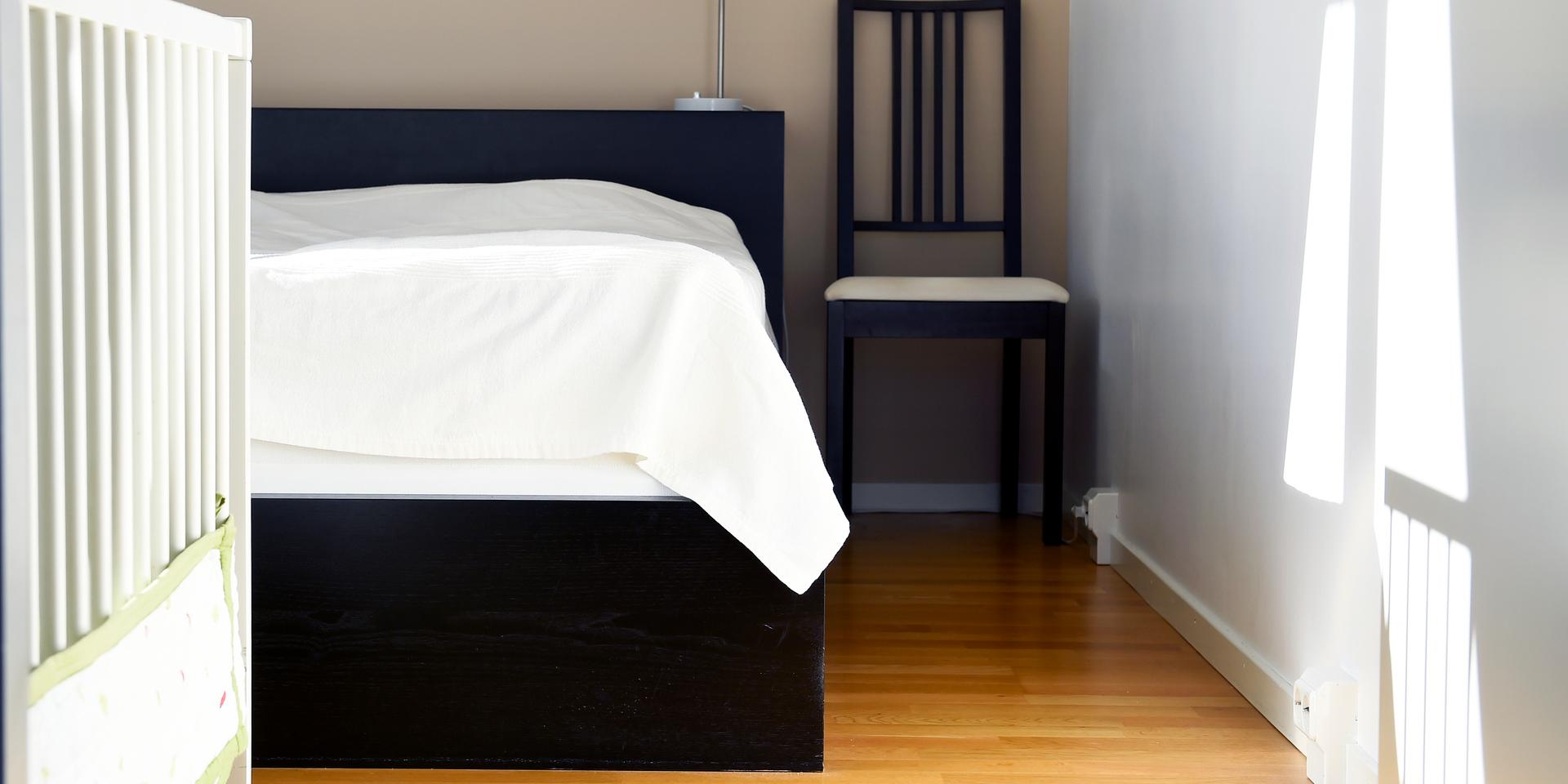 Ett svalare sovrum kan ge bättre nattsömn, i alla fall när det gäller elräkningen. Arkivbild.