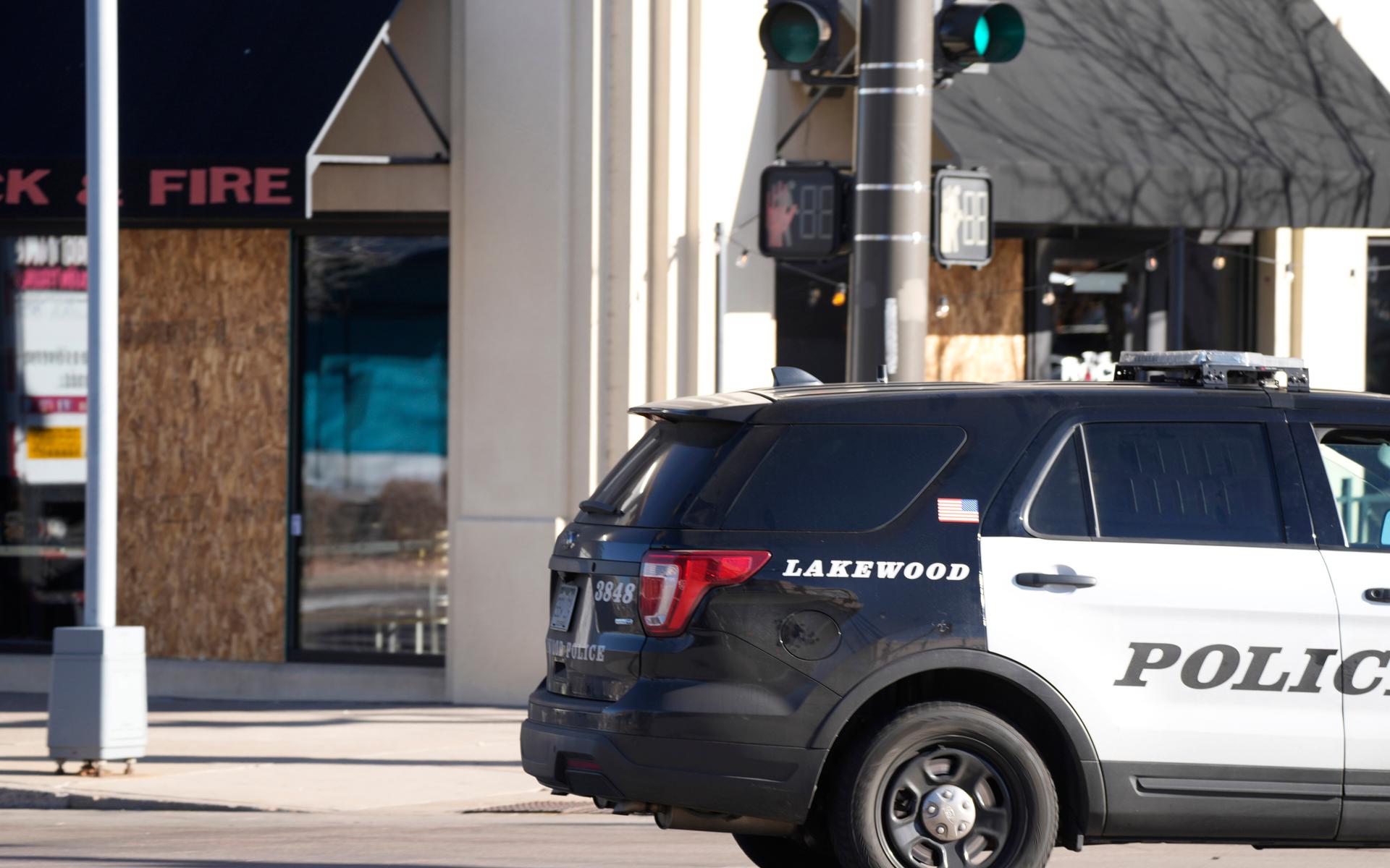 Plywoodskivor täcker en pizzeria i Denverförorten Lakewood, i närheten av en av flera platser där en skott avlossades under måndagen