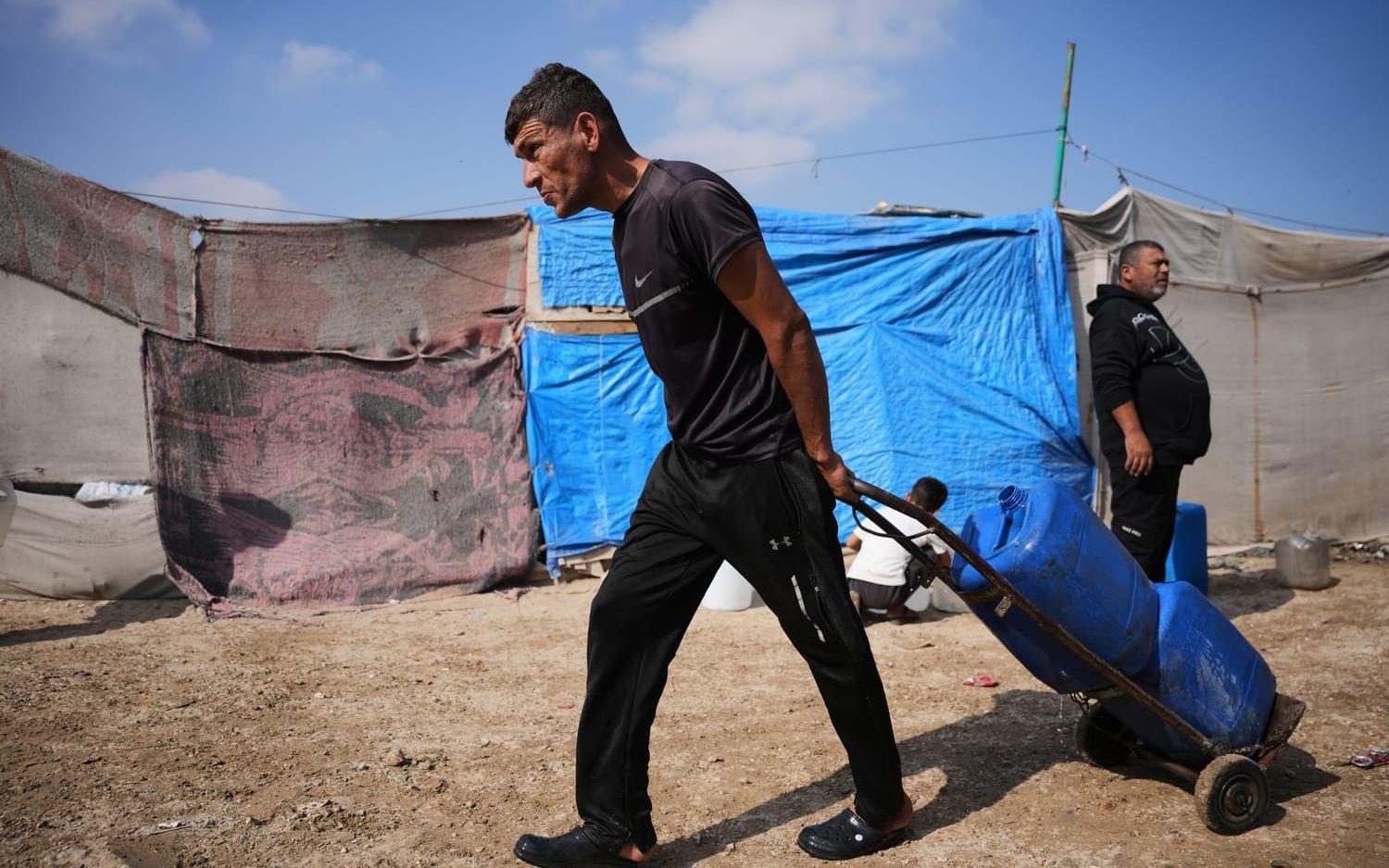 Ett fotoreportage från flyktinglägret Khan Yunis i Gaza; internationella medieorganisationer får helt vända sig till lokala journalister som befinner sig i Gaza för att rapportera från krigsområden – ofta under livsfarliga omständigheter. Fotot är från torsdagen den 30 april.