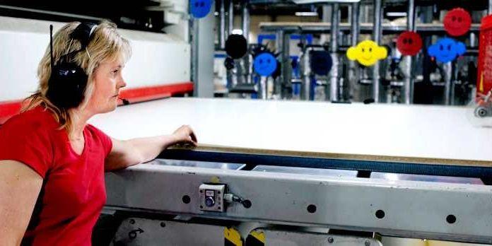 Maskinoperatören Inger Åkebäck på Gyllensvaans Möbler tillverkar Ikeas Billybokhyllor.