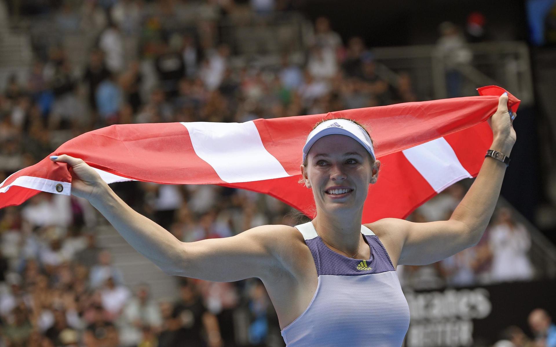 Caroline Wozniacki med den danska flaggan efter ha spelat den tredje rundan av Australian Open.