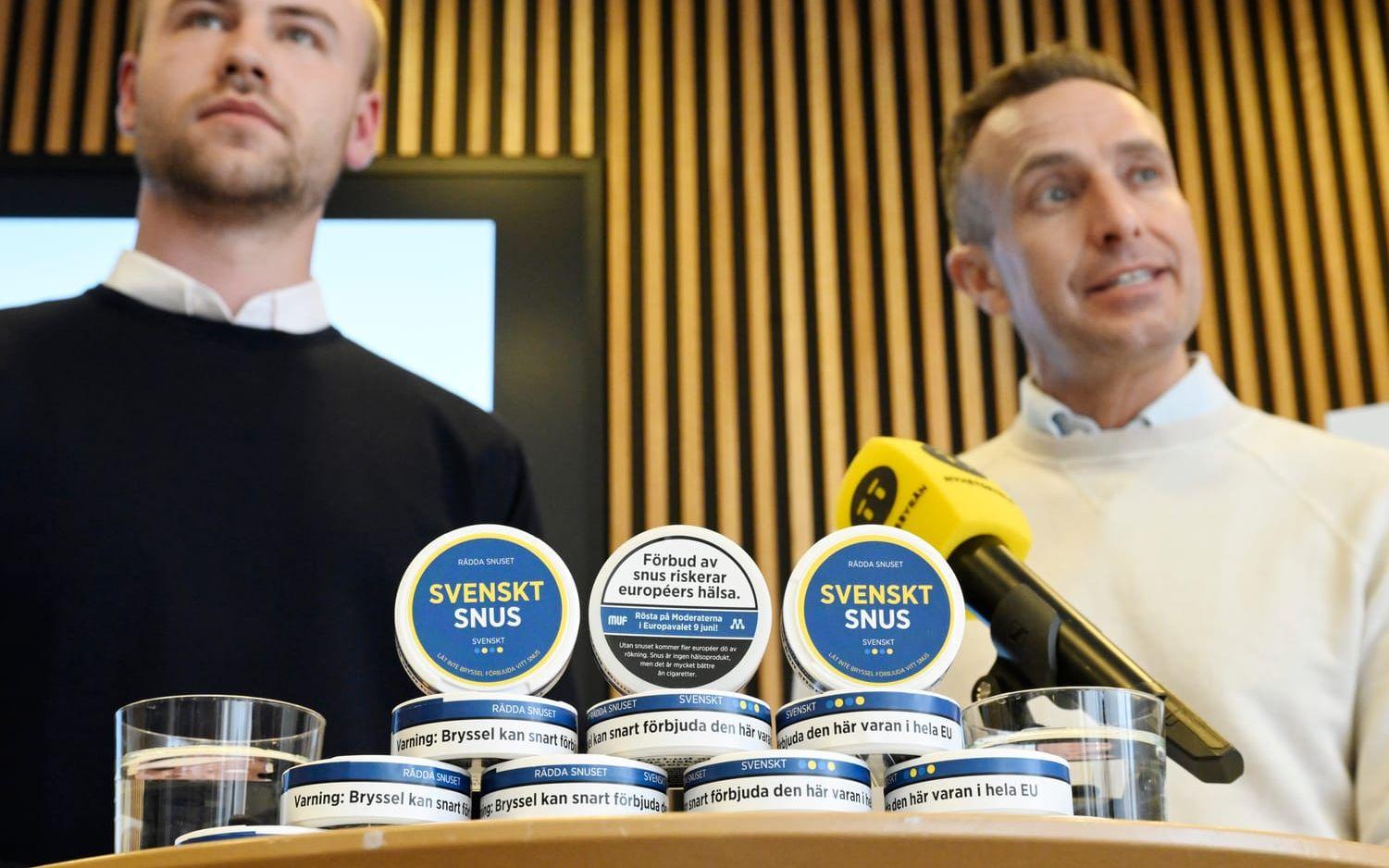 Moderaternas toppkandidat i EU-valet Tomas Tobé (th) och Muf:s förbundsordförande Douglas Thor på en pressträff om vitt snus.