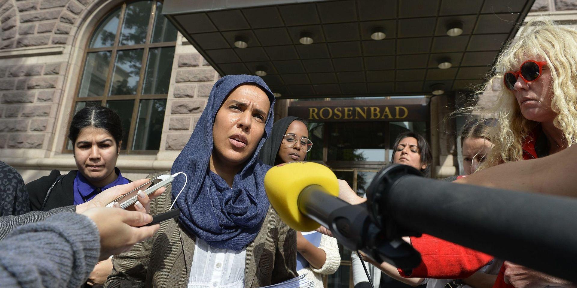 Fatima Doubakil, en av målsägandena i rättegången mot Ann-Sofie Hermansson, har länge varit aktiv i offentligheten. Här som företrädare för det så kallade Hijabuppropet 2013. 

