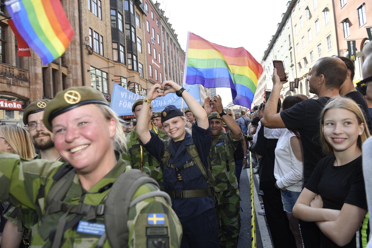 Försvarsmaktens Pride-flagga är meningslös | Göteborgs-Posten
