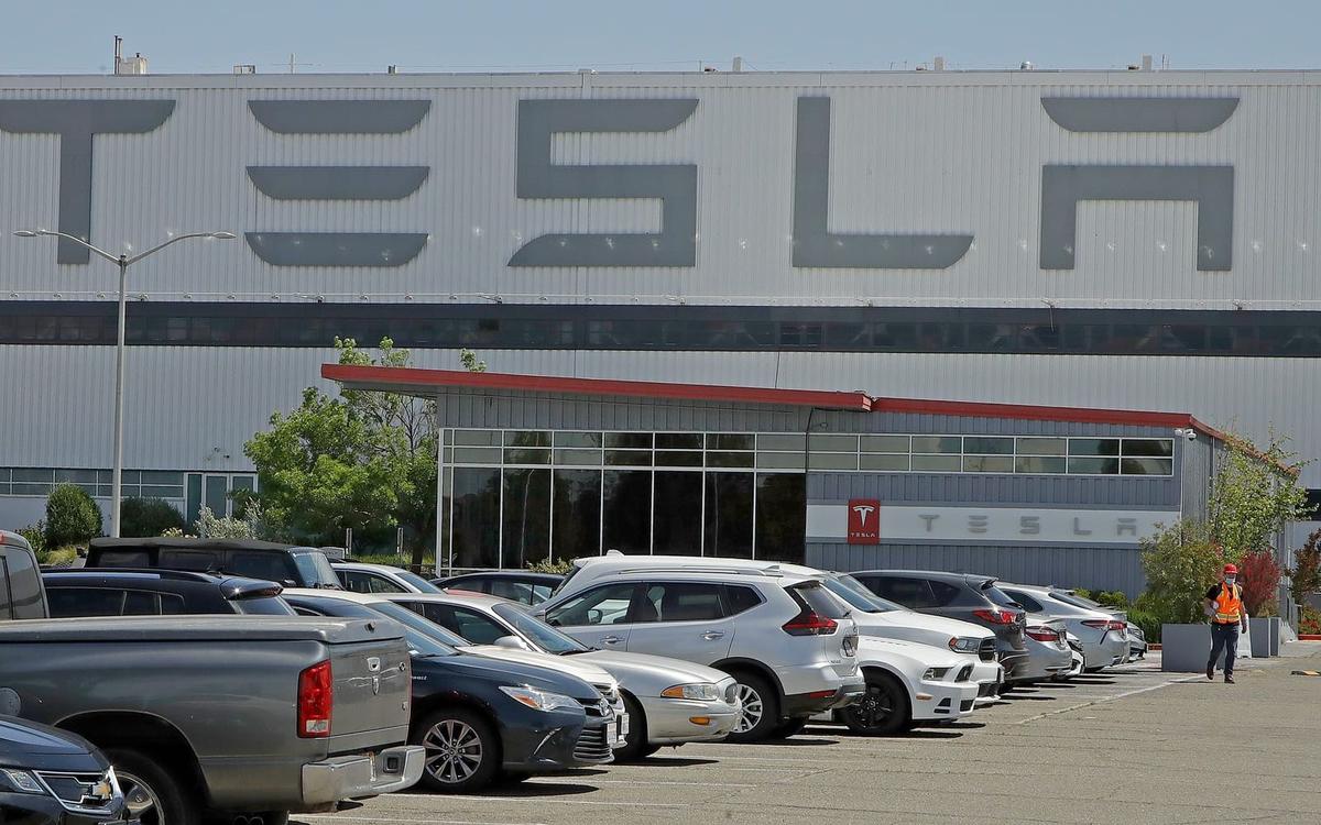 Tesla sparkar folk – och toppchefer avgår
